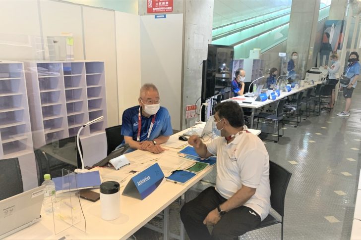 مدير البعثة أثناء متابعته لتسجيل الرياضيين والاداريين