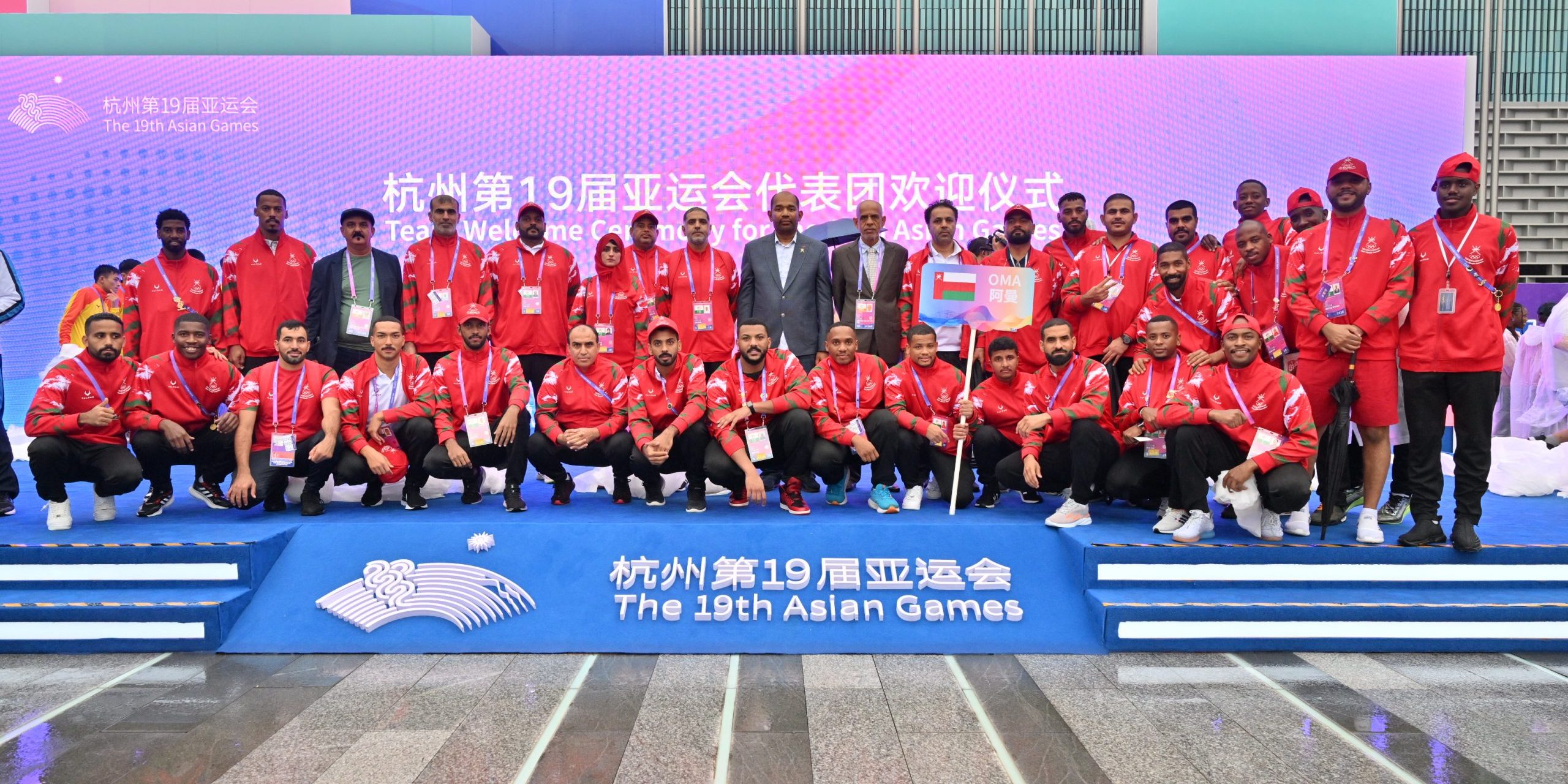 البعثة العمانية خلال حفل رفع الأعلام