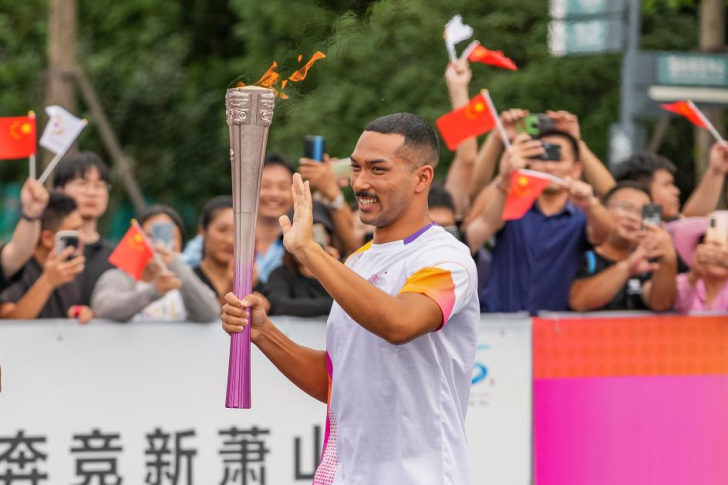 عيسى العدوي يحمل الشعلة الآسيوية