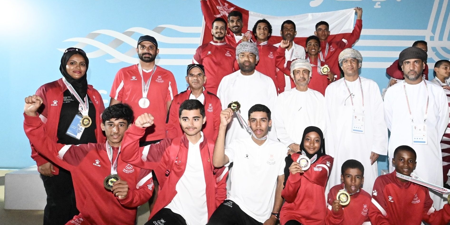 فرحة البحارة والبعثة بالميداليات